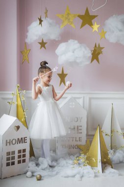 Prenses elbiseli, uzun saçlı güzel bir kız.