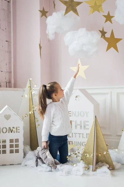 Gelukkig meisje spelen met speelgoed thuis met kerst tijd — Stockfoto