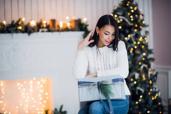 Menina feliz em emoção abrindo caixa de Natal tentando adivinhar o que está dentro. Mulher excitada. Presente de Natal — Fotografia de Stock