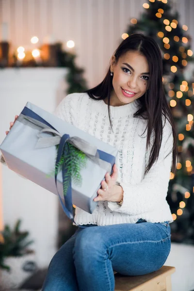 Gyönyörű izgatott mosolygós fiatal nő a jelen ajándék érzés boldog közel karácsonyfa. Közelkép portré — Stock Fotó