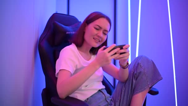 Ung kaukasisk kvinna Pro Gamer vinna spelet spelar mobilspel på smartphone 4k upplösning. — Stockvideo
