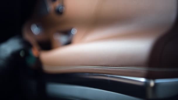 Fechar o processo de detalhamento do carro. Homem mão aplicar revestimento nano-protetor em uma porta de carro de luxo coberto com um couro. — Vídeo de Stock