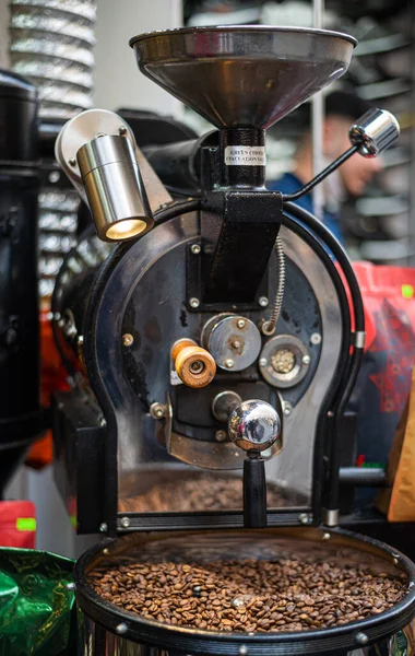 Máquina de tostado de café en la cafetería de la calle. —  Fotos de Stock