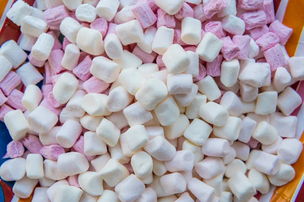 Sladké bonbóny Marshmallow na talíři použít jako textura nebo pozadí. — Stock fotografie