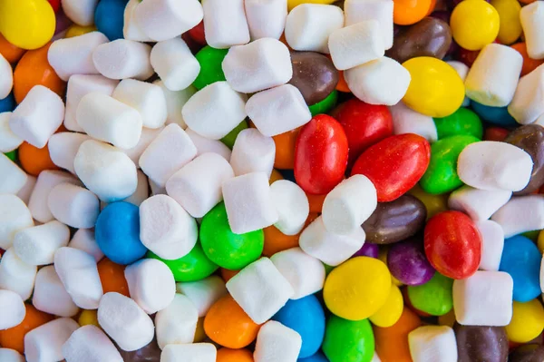 Смесь разноцветных конфет, лакомств и зефира на тарелке. Праздник сахара, любые праздники или детские вечеринки. — стоковое фото