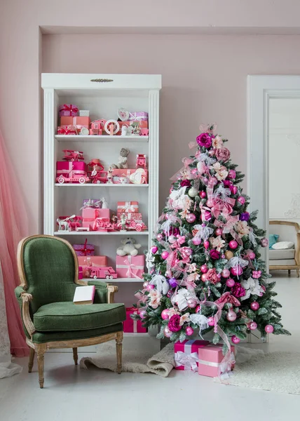 Innenraum im weihnachtlichen Stil eingerichtet. Kein Volk. Ein leerer grüner Stuhl. Pinke Farben. Wohnkomfort des modernen Hauses. — Stockfoto