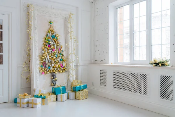 Bellissimo soggiorno interno decorato per Natale. Grande cornice a specchio con un albero fatto di palle e giocattoli — Foto Stock