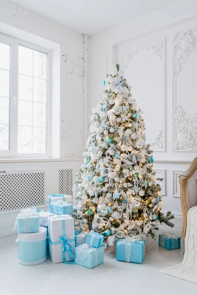 Evde mavi hediye kutularıyla Noel ağacı süslemesi. — Stok fotoğraf