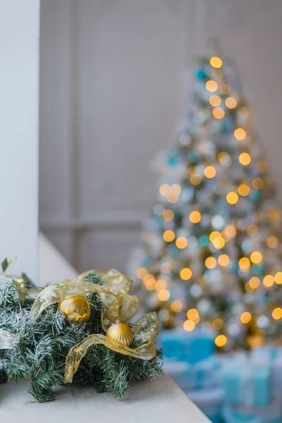 Złote i niebieskie Boże Narodzenie tło rozproszone światła z dekorowaną choinką — Zdjęcie stockowe