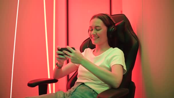 Ritratto di dipendente pazzo divertente funky adolescente ragazza utilizzare il suo smartphone gioco — Video Stock