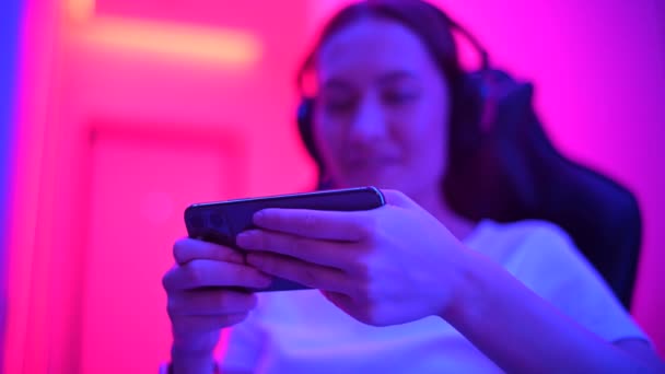 Zbliżenie portret ładna młoda kobieta gra online mobilna gra na smartfonie. — Wideo stockowe