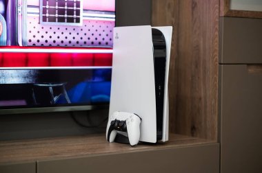 Moskova - 28 Kasım 2020: Yepyeni Sony PlayStation 5 oyun konsolu DualSense kumandası ile evde kullanıma hazır..