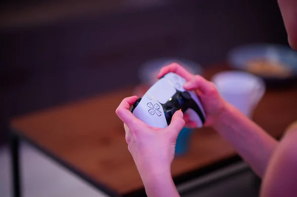 Chica con controlador de próxima generación en sus manos jugando juegos en casa. —  Fotos de Stock