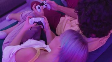 Farklı nesil PlayStation konsol kontrolörleri: PS5 DualSense denetleyici ve PS4 DualShock denetleyicisi oyuncuların elinde. Moskova - 28 Kasım 2020.