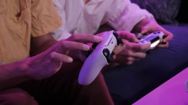 Yeni Sony Playstation 5 DualSense kablosuz kontrolörünün sensör panelini kullanan bir adam. Bu kontrol cihazı, dinamik adaptif tetikleyiciler ve dahili bir mikrofon sunuyor. Moskova - 28 Kasım 2020.