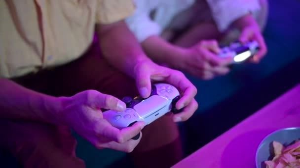 Різні покоління контролерів консолі PlayStation: PS5 DualSense контролер і PS4 контролер DualShock в руках геймерів. Москва - 28 листопада 2020. — стокове відео