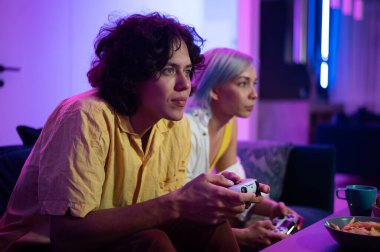 Mutlu sevgili video oyunları oynuyor ve evde joystickle oynuyorlar. Milenyum çifti kanepede oturup boş zaman geçirirken maçın tadını çıkarıyor. İlişki kavramı