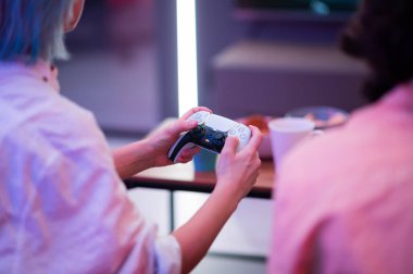 Yeni Sony Playstation 5 DualSense kablosuz kontrol cihazı kullanan bir kız. Bu kontrol, dinamik adaptif tetikleyiciler ve dahili mikrofon sunuyor. Moskova - 28 Kasım 2020.