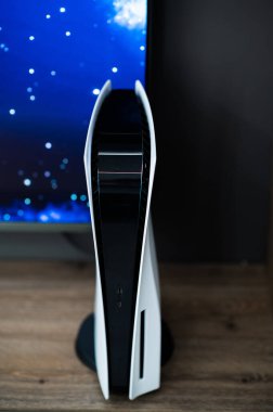 Yepyeni Sony PlayStation 5 oyun konsolu DualSense kumandası kullanıma hazır TV ekranının yanında. Moskova - 28 Kasım 2020.