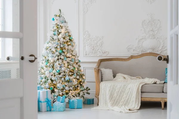 Stylowe wnętrze świąteczne z elegancką sofą. Dom pocieszenia. Prezenty pod drzewem w salonie — Zdjęcie stockowe