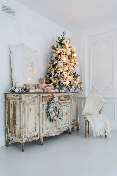 Tahta sandıktaki Noel ağacı. Beyaz iç mekan tuvalet masası. Yapay çiçekler, çelenkler ve oyuncaklarla süslenmiş. — Stok fotoğraf