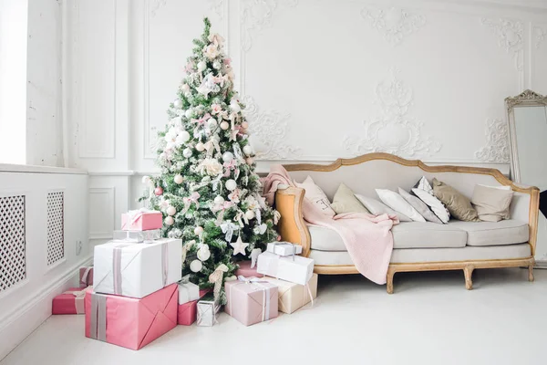 Hermoso diseño moderno de la habitación en delicados colores claros decorados con árbol de Navidad y elementos decorativos —  Fotos de Stock