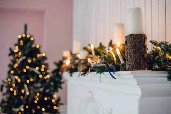 Boże Narodzenie Kominek, Boże Narodzenie światła dekoracji, gałęzie drzew, świece i kawałki sosny — Zdjęcie stockowe