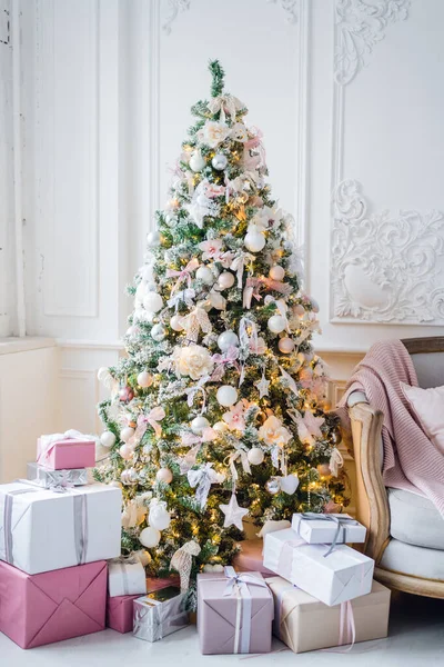 크리스마스 트리와 장식용 요소로 장식 된 섬세 한 밝은색의 방의 아름다운 현대식 설계 — 스톡 사진
