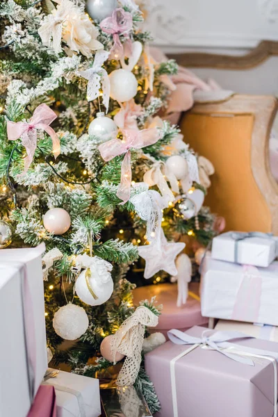 Kraft kağıdına sarılı Noel hediyesi ya da hediye kutusu — Stok fotoğraf