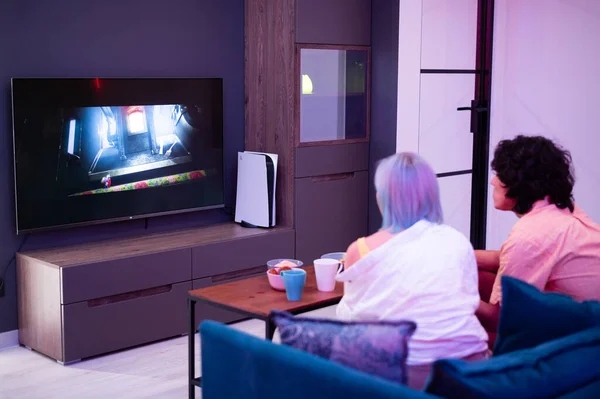 Pareja en casa jugando a PlayStation 5 en casa. Moscú - 28 de noviembre de 2020. — Foto de Stock