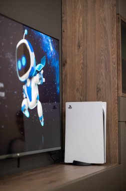 Yepyeni Sony PlayStation 5 oyun konsolu evdeki televizyona bağlanmaya hazır. Moskova - 28 Kasım 2020.
