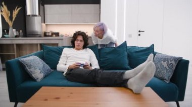 Genç bir kadın yeni Sony PlayStation 5 oyun konsoluyla erkek arkadaşına sürpriz yapmak için eve geliyor. Moskova - 28 Kasım 2020