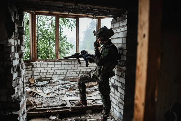Fegyverellenőrzés a helyszínen várakozás közben. A katonaság ellenőrzi a géppuskáját, bevetésre készül.. — Stock Fotó