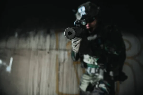 Soldier in full US MARSOC armed with assault rifle run through the abandoned building. Military clash. — Stock Photo, Image