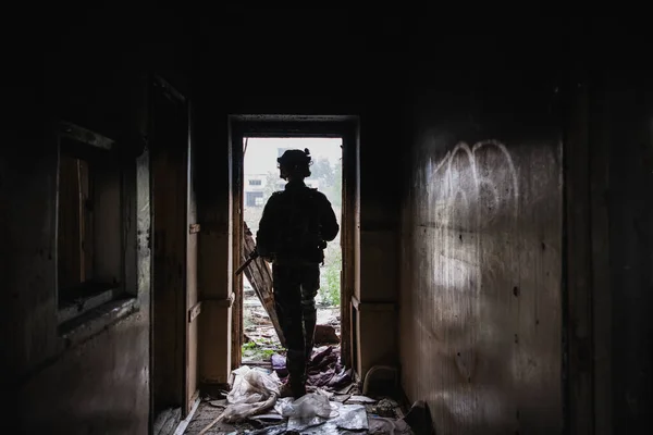 Militari armati che difendono l'edificio. Soldato di guardia stare al sicuro territorio guardando intorno. — Foto Stock