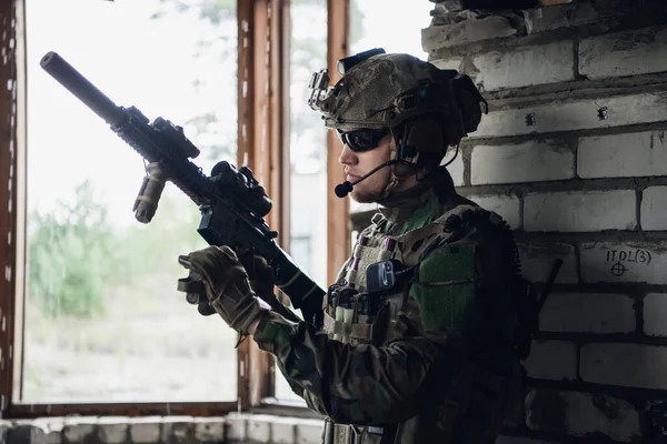 Soldado preparando engrenagem tática para a batalha de ação — Fotografia de Stock