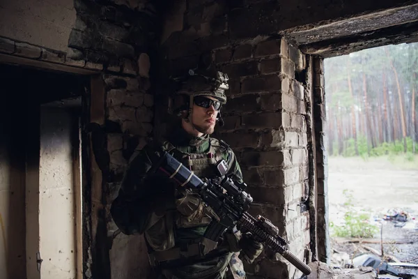 Soldado em combate. Treino de combate urbano, soldado a entrar num edifício abandonado. Treinamento de campo de batalha de operação antiterrorista. — Fotografia de Stock