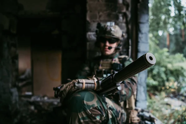 Στρατιώτης που προετοιμάζει τακτικό εξοπλισμό για μάχη δράσης — Φωτογραφία Αρχείου