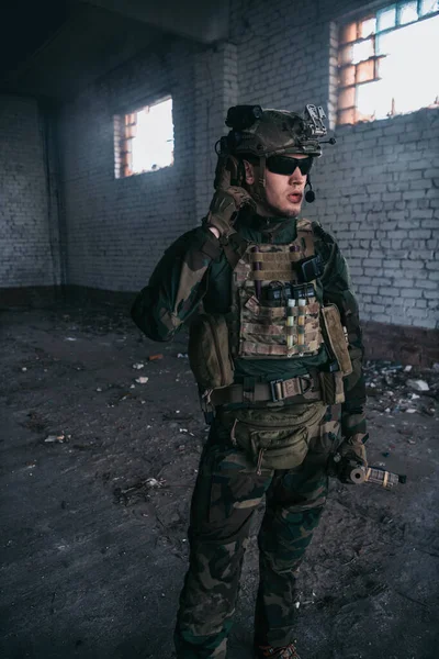 Soldat talar på walkie-talkie inne i byggnaden, militär koncept — Stockfoto