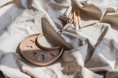 Çanak çömlek yapmak için malzeme ve araç gereç içeren masa. Hiç kimse yaratıcı stüdyo üst görünümü yaratamaz.