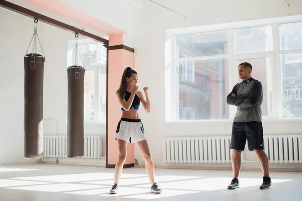 In un loft spazioso, un allenatore e la sua mentee conducono una sessione di allenamento di boxe — Foto Stock