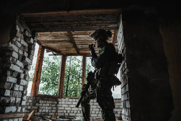 Στρατιωτικός που στέκεται μέσα στο κτίριο και περιμένει εντολή.. — Φωτογραφία Αρχείου