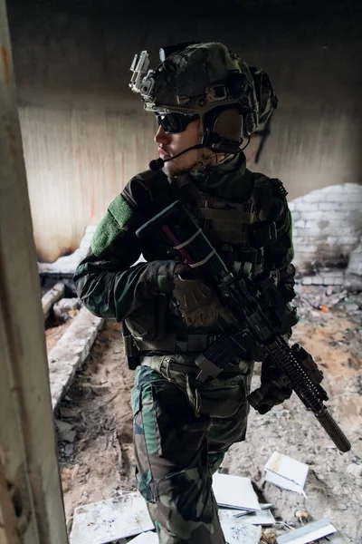 Vista frontal close-up de soldado caucasiano com um rifle stand guarda proteger território olhando ao redor. — Fotografia de Stock
