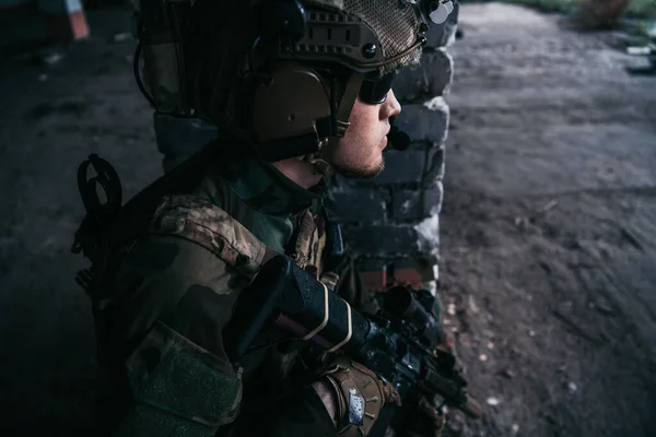 Soldat bereitet taktische Ausrüstung für Gefechte vor — Stockfoto