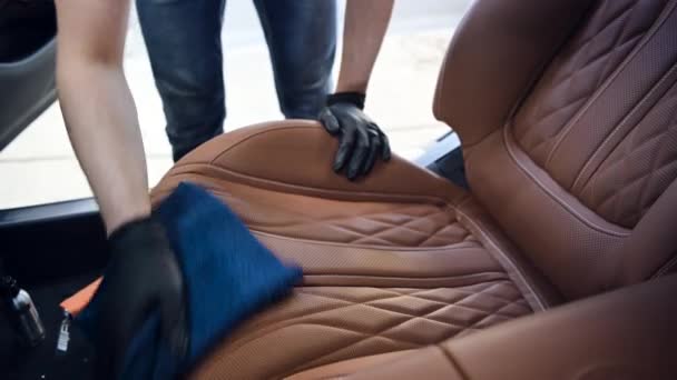 車の掃除。ラグで手を拭くインテリアとフロントシート. — ストック動画