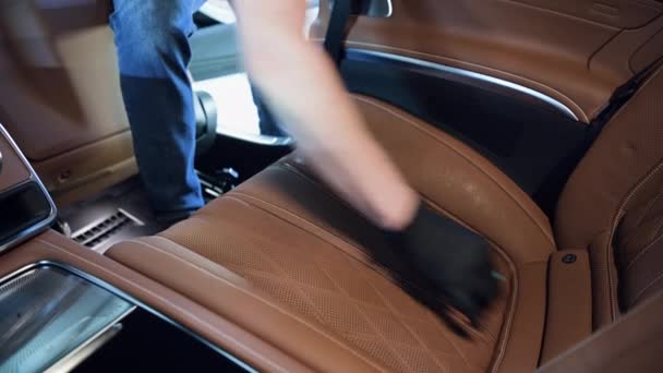 Detaljering och rengöring av baksäten i lyxig modern bil. Biltvätt. — Stockvideo