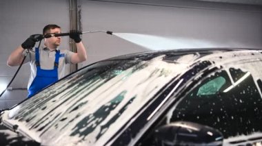 Araba yıkama köpüğü ve yüksek basınçlı suyla..