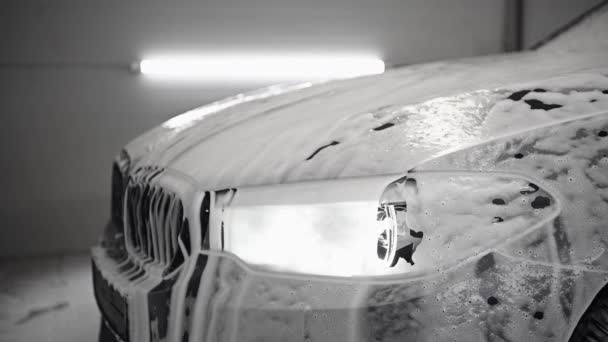 Reflektory samochodu pokryte są białą pianką myjącą zbliżenie — Wideo stockowe