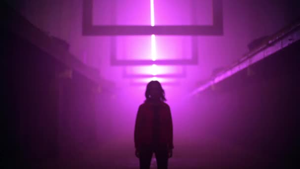 Silhouette floue abstraite d'une femme seule dans le tunnel obscur avec des effets de lumière. Images de fond d'art. — Video