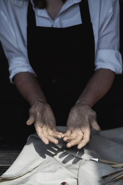 Tengo que lavarme las manos. Imagen de cerca de brazos de artista de cerámica femenina en arcilla después de hacer cerámica. —  Fotos de Stock